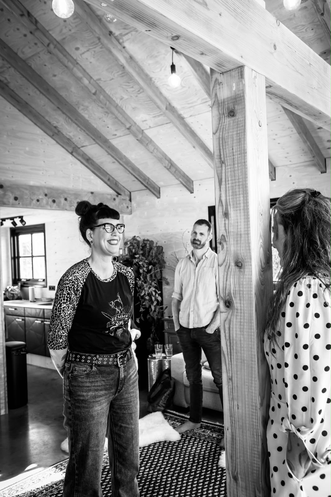 Deelnemers in gesprek met begeleiders Leon Nan en Sanne Wijbenga