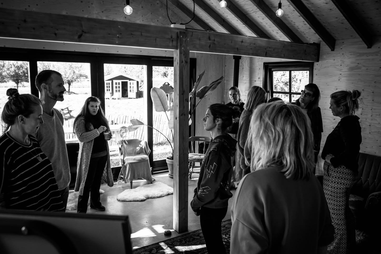 Deelnemers staan in een cirkel tijdens een systemische opstelling op de Eindbaas Dag